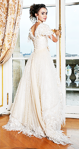 goodoldmoon:  Lily Collins + white 