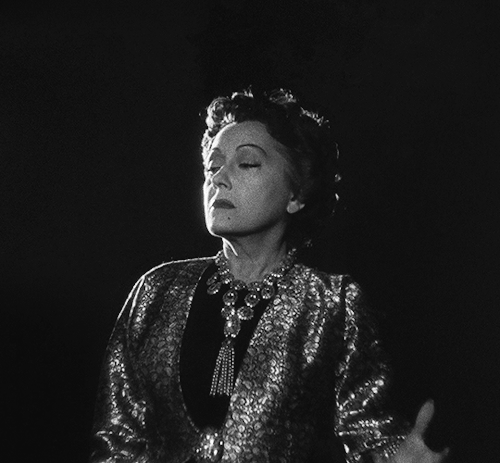 mrsdewinters:I am big. It’s the pictures that got small.Gloria Swanson as Norma Desmond in Sunset Bo