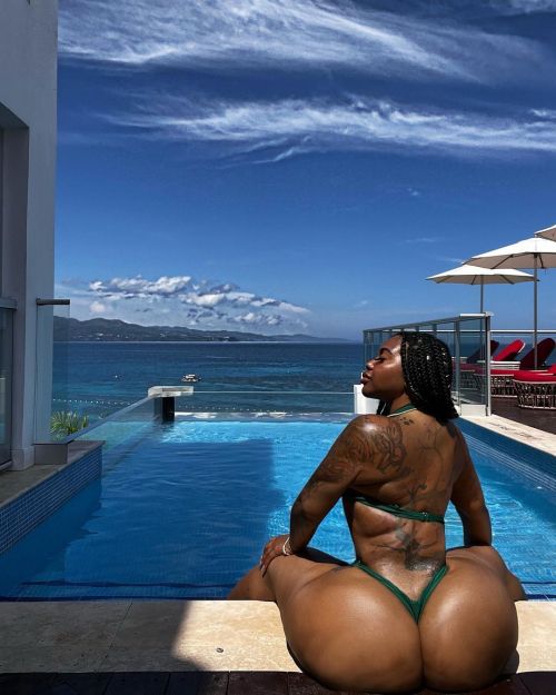 mrcarr1969:#Dark Chocolate #Super Thick #Bottom Heavy #Hump Day