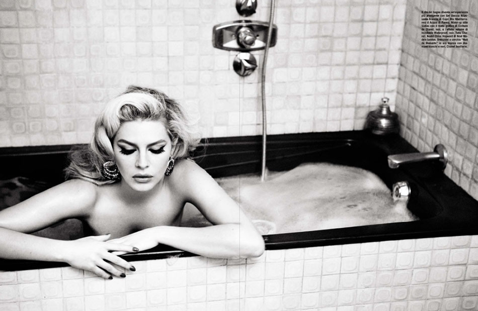 pinupandpophearts:  Because bathtubs are a girl’s best friend.