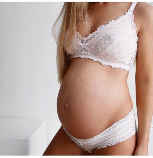 Live Horny Pregnant Girls Here!!