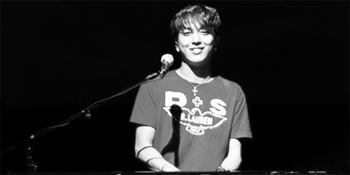 stillinlovecnb:  How to awkwardly flirt: a tutorial by Yonghwa ©