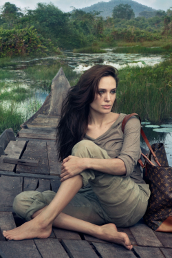  Angelina Jolie by Louis Vuitton 