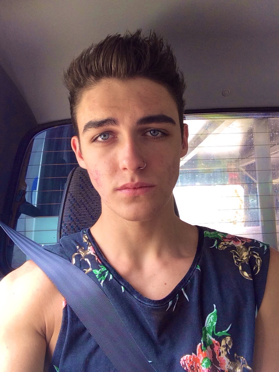releasings:  adventure-lost:  to the doctors *points finger into sky*  man look how