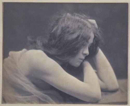 faredisfare:André Hachette, Jeune femme brune de profil, tête dans les mains, ca.1900
