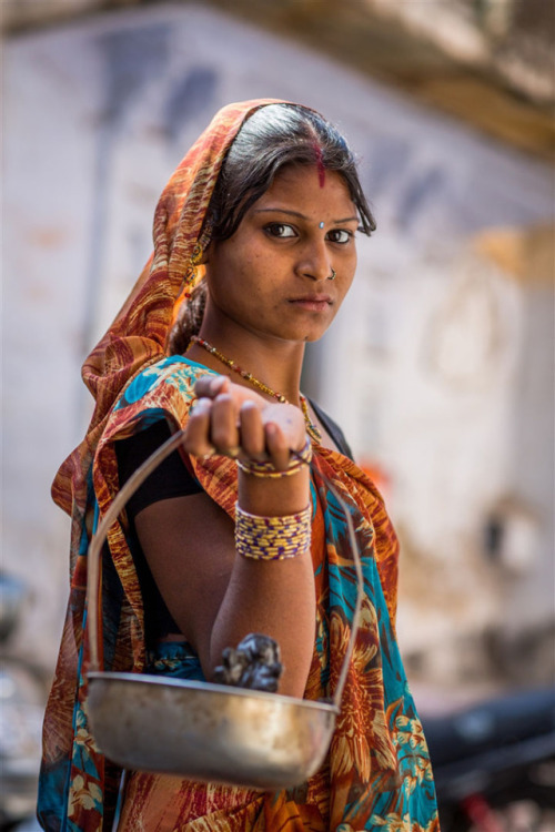 Woman at Udaipur, Rajasthan, photo by Kevin Standage, more at https://kevinstandagephotography.wordp