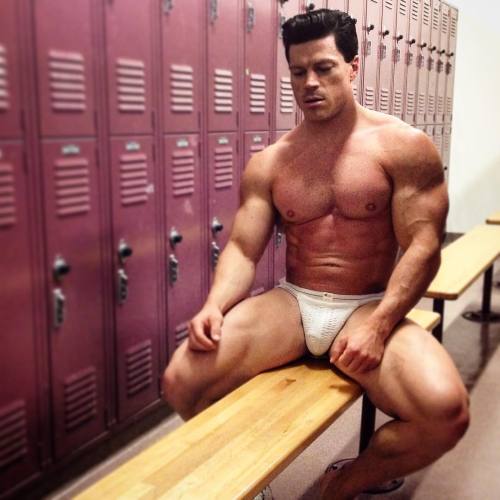 Mostly Cut Muscular and HairyAdd me on Kik of you want to chat: Gui11otine