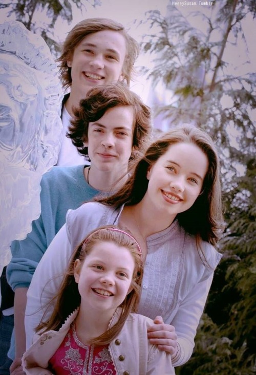 heeeysusan: William Moseley, Anna Poppplewell, Skandar Keynes &amp; Georgie Henley.