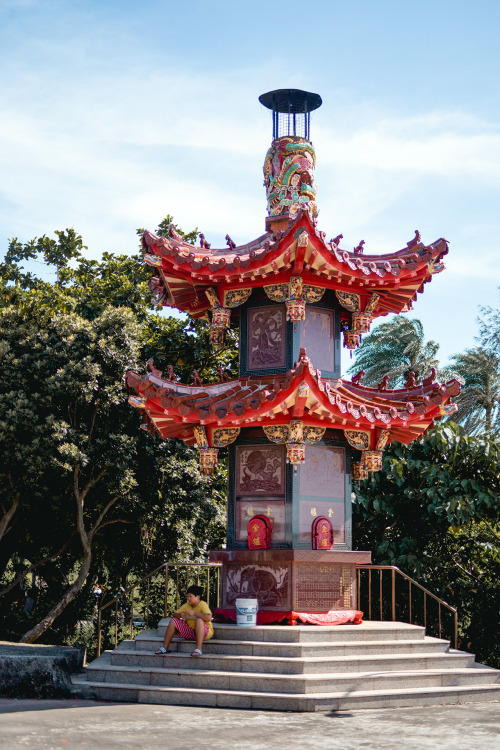 i love the colorful and bright miao buddhist temples all over the country❤️. my taiwanese friend tau