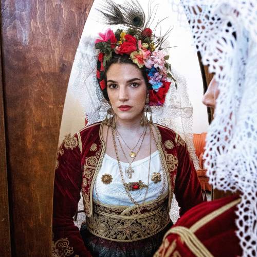 gemsofgreece:Παραδοσιακή φορεσιά Κέρκυρας / Traditional costume of Corfu, Greece.Photographer: Micha