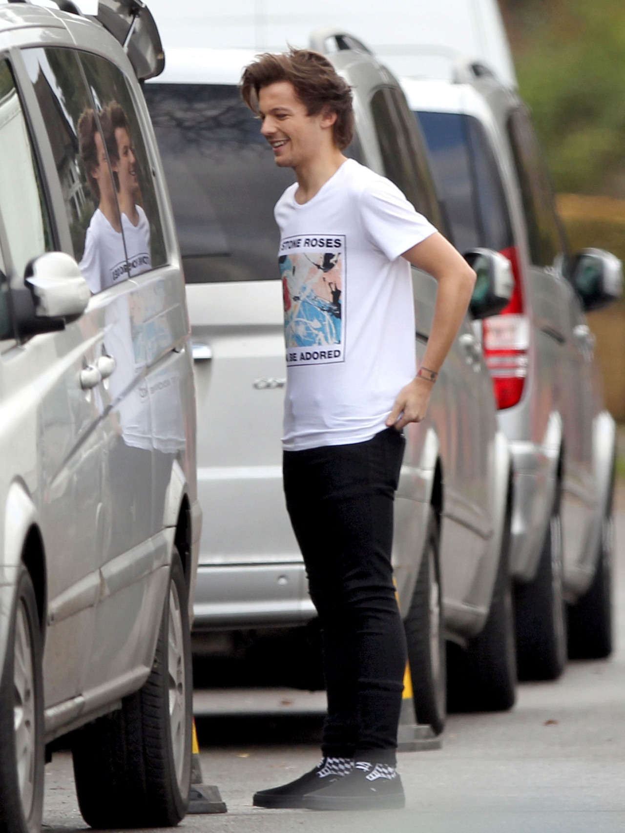 direct-news:  HQ’s of Louis while filming ‘Midnight Memories’ in London (27/12/13) 