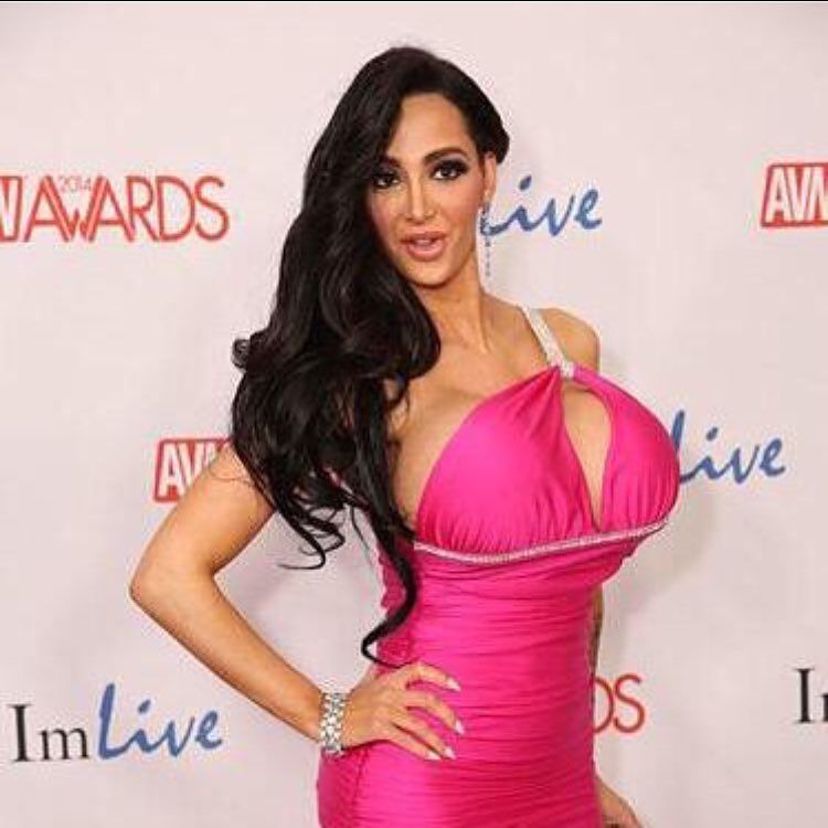 Walking the #redcarpet bts www.amyanderssen.xxx #avn #pornostar #amyanderssen #throwbackthursday