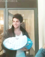 amorinfinitopelosrebeldes:  ~le chay com seu filho no colo  Chay: Cadê a Mel?  ~le