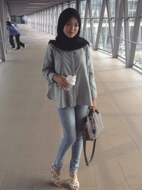kakisharee:awek bawah umor barang boikk..masik ketat masih tegang.. reblog guyss..