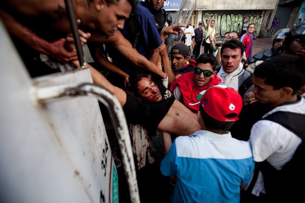 lefilmnoir:  Venezuela’s Riot 12F  PLEASE REBLOG!!! THE MEDIA IN VENEZUELA IS BEING