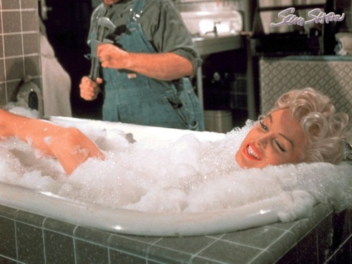 talesfromweirdland:“Last minute make-up for Marilyn’s all-important big toe is applied in tub… bubbl