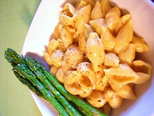 vegan-yums:   Vegan mac n cheese using mostly porn pictures