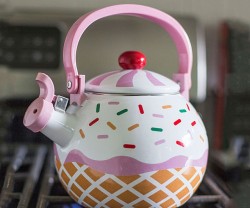 awesomeshityoucanbuy:  Cupcake Tea KettleMake tea time a little sweeter by using the cupcake tea kettle. This adorable little tea kettle has superb heat resistance and comes with an enamel coating on both the outside and inside of the tea kettle for durab