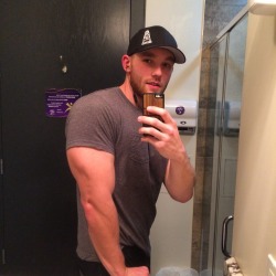 jeffandnatelike:  whiskeyinthejarrrr:  Getting there   Hot 😉 getting those gainz! Find more at jeffandnatelike ;)