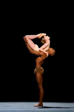 sei-shonagon:  Sarah Lamb and Eric Underwood of the Royal Ballet in Wayne McGregor’s Limen  Photography: Bill Cooper   
