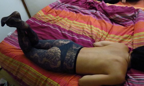 asianwifehawaii:  Waiting…….