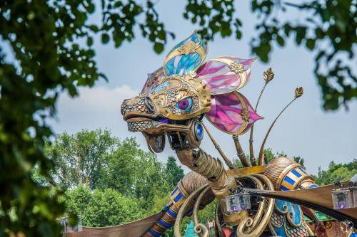 tarmahartley:dandychild:thefabulousweirdtrotters:How fabulous is that!? Dragon at Tomorrowland 2016 