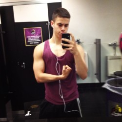 notpano:  putting in work gym selfie 