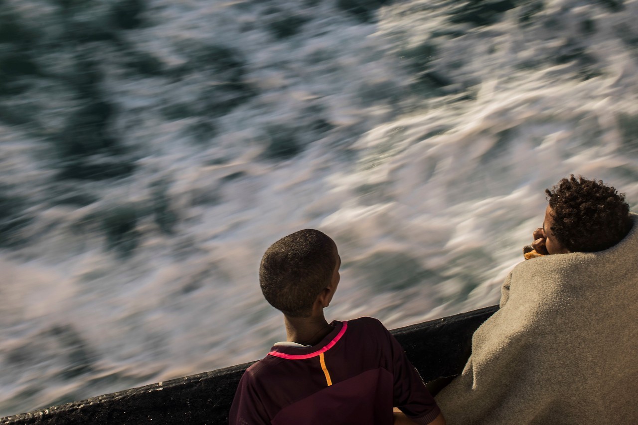 REFUGIADOS. 450 refugiados y emigrantes subsaharianos, en su mayoría de Eritrea, esperan para ser rescatados por trabajadores humanitarios de la ONG española Proactiva Open Arms, mientras intentaban salir de la costa libia y llegar a suelo europeo en...