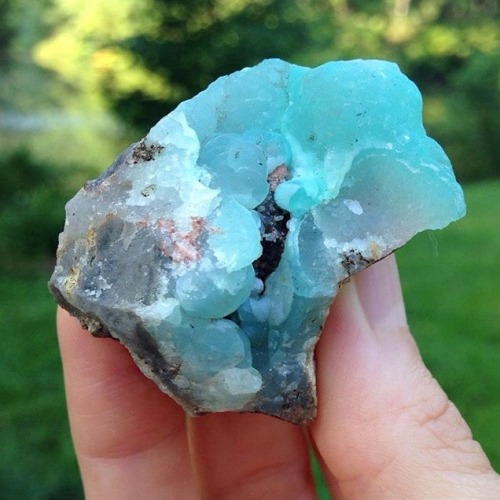 mineraliety: Smithsonite is such a dreamy, calming mineral to look at…. Nice piece by @piney_