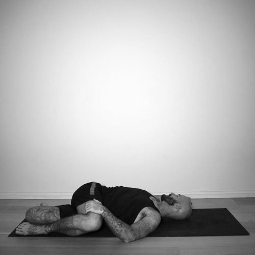 #jatharaparivartanasanaGenerates elasticity and strength in the core; twists the abdominal organs 