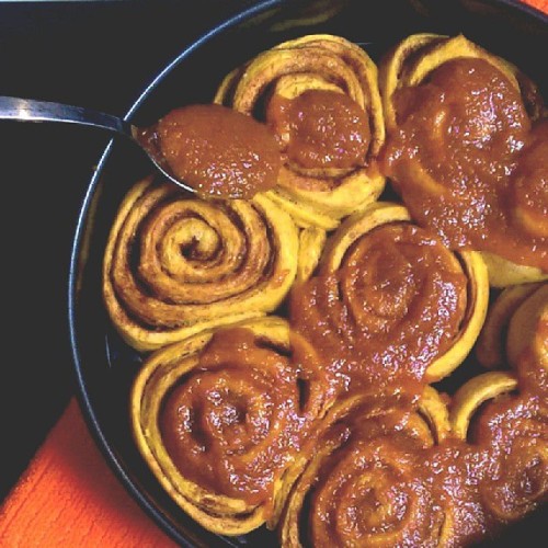 vegan pumpkin cinnamon buns