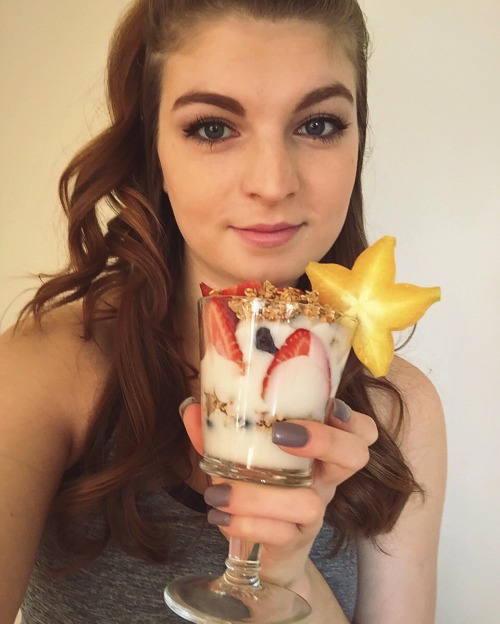 starfruit parfait for brekky ⭐️ it was SO SO good!! I used vanilla coconut yoghurt and this is now m