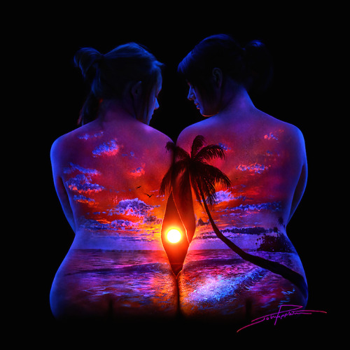 rawrastarainbows: jedavu:Stunning Fluorescent Landscapes Painted on Female Bodies by Photographer an