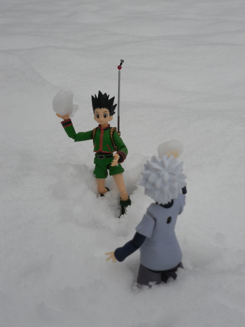 kabi-kinoko: Stuck in the snow there is nothing left to do than a snowball match. Click the pictures