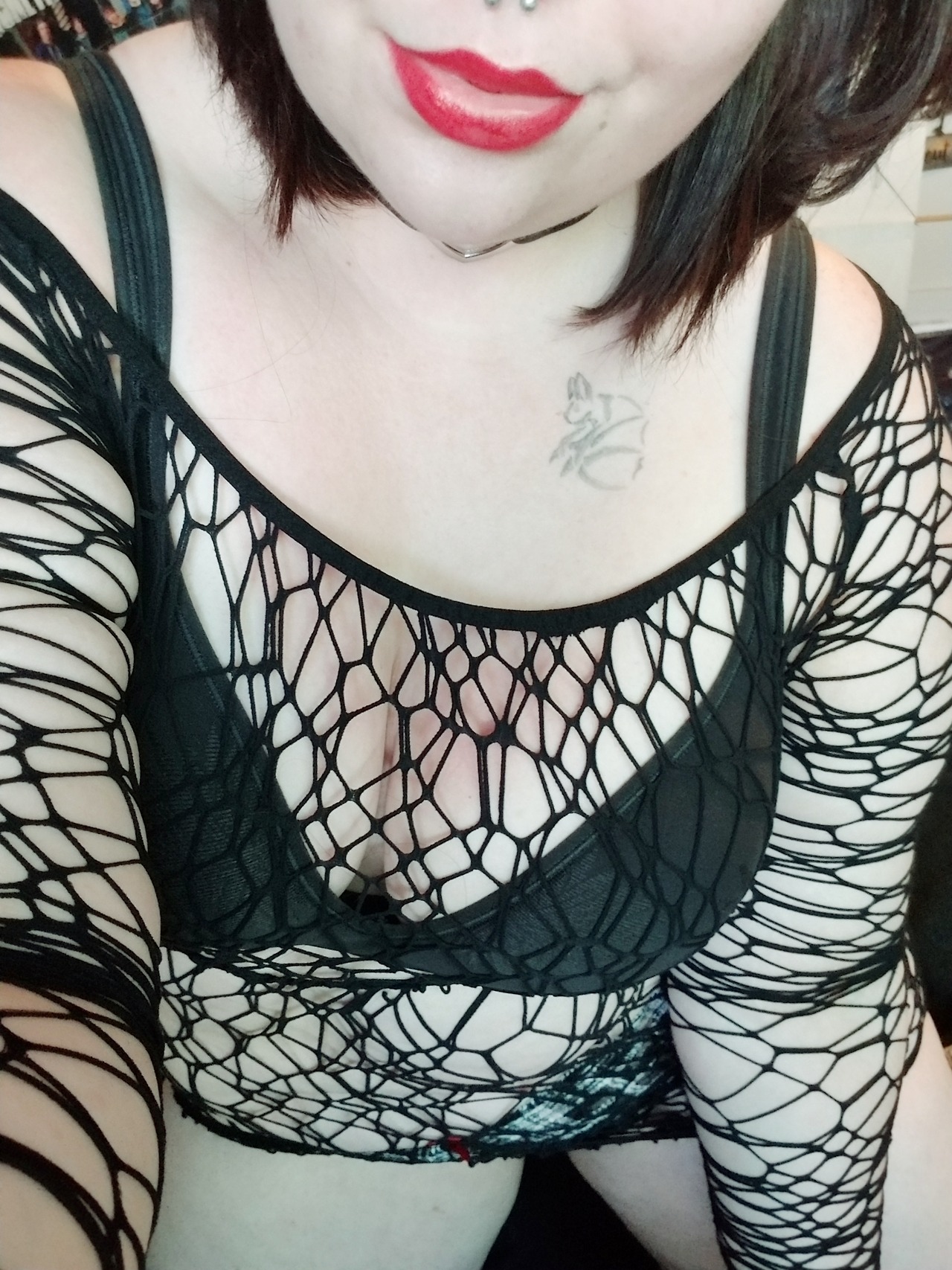 kiink:I feel weird in lipstick. 🤔