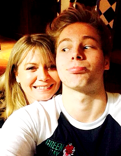 fivesource:  luke + selfies with his mum 