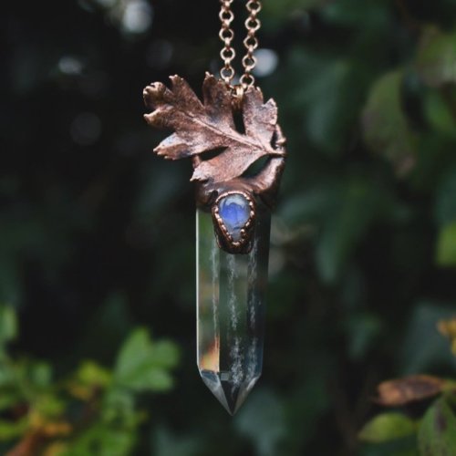 Crystal Leaf Pendant✨ Clear Quartz adorned with a rainbow moonstone teardrop and a real leaf that ha