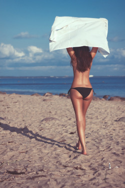 themanliness:  Beach Girl | Source | More 