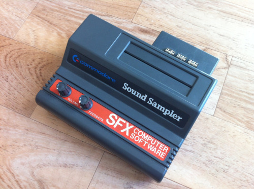 mingos-commodorepage:  Neuer Eintrag in Rubrik Sammlung: Commodore Sound Sampler Mit den Sound Sampler ist es möglich Ton über den Audio-Eingang auf den C64 zu speichern. Die aufgenommenen Samples können anschließend mittels Software weiterverarbeitet