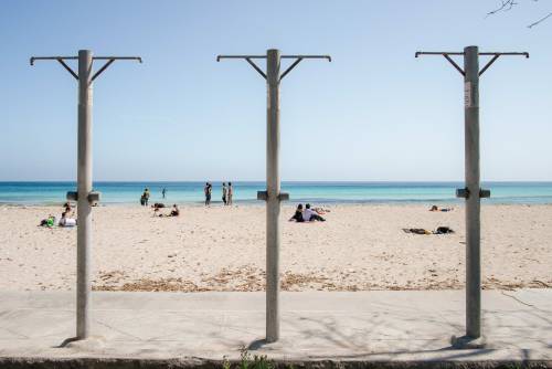 Percorrendo la spiaggia di Mondello si aprono cornici che rendono un paesaggio nuovo, improvvisament