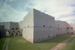 eccellenze-italiane:  cuordebole:  Un fotogramma di uno dei miei paesaggi preferiti di qui.  Barletta, Castello Svevo 