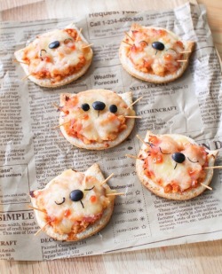 sweetestadorablecutething:  yoursunflowersweetheart:  kittens-kinks:  Kitten pizza!!! I saw this on Pinterest and thought it would be great for littles/kittens 🙈  http://www.bentomonsters.com/2015/03/cat-pizza.html?spref=pi&amp;m=1  Yummmmm  Pizza