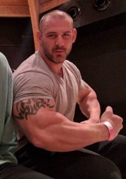 rigel126:  Unhhhh ♥♥♥#my body feels things #muscle daddy  Dam he big mmm