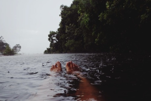 baimbie:earthy-soul:inhabitmyworld:Playing in the raini love this so muchahh love this pic