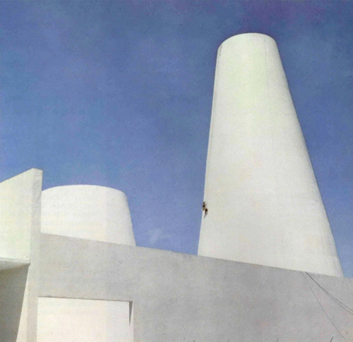 unavidamoderna:Vista de las torres monumentales insignias del patio, Fábrica Automex (hoy Chr