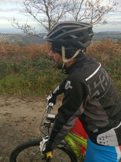 charlyast: Dia fructifero por #Asturies en #BTT con @llobosbtt….