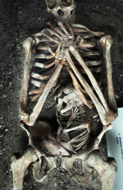 coolthingoftheday:  A pregnant skeleton was found with its unborn fetus still intact.