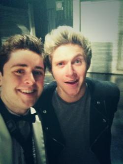 onedhqcentral:  AndrewLinnie : Post show selfie time with @NiallOfficial (I forgot to pull a stupid face)  