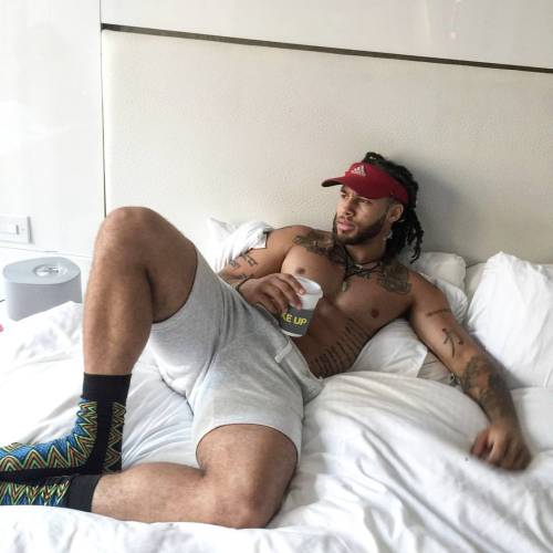 socksandskin:https://socksandskin.tumblr.com/