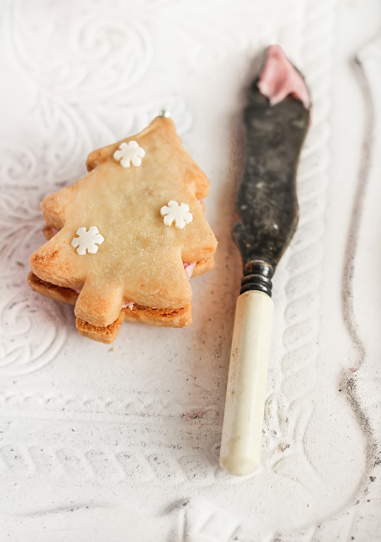 sweetoothgirl:   Gingerbread Shortbread with Cherry Icing  